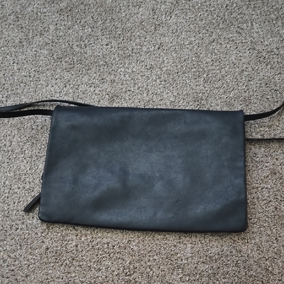 Everlane Black Leather Crossbody Bag – Classic & Functional - Picture 6 of 6